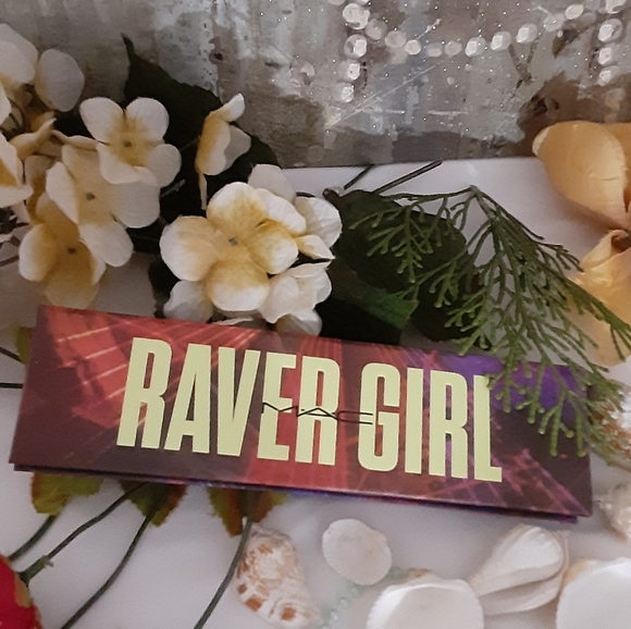 MAC Raver Girls Eyeshadow & Highlight - Picture 5 of 7